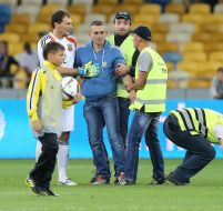 Andrey Pyatov with fan