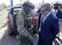 Sergey Taruta talks with the military