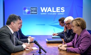 Petr Poroshenko and Angela Merkel