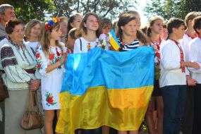 Girls holds the flag of Ukraine
