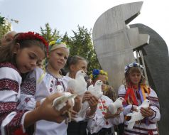 Children released of pigeons