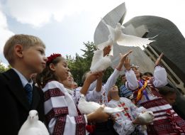 Children released of pigeons