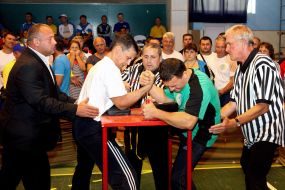 Учасники змагань з армреслінгу