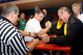 Учасники змагань з армреслінгу