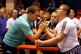 Учасники змагань з армреслінгу