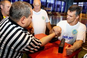 Учасники змагань з армреслінгу