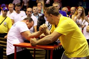 Учасники змагань з армреслінгу