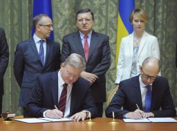 Arseniy Yatsenyuk and Štefan Füle signed an agreement