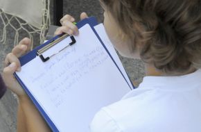 Дівчинка пише листа Володимиру Путіну