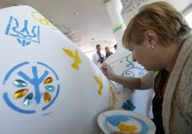 Участница акции "Голубь Мира в Небе"