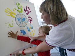 Девочка оставляет след от руки