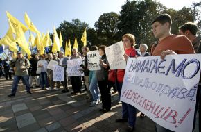 The picketers need to pass a law "On the rights of migrants"