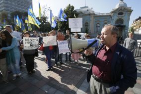 The picketers need to pass a law "On the rights of migrants"