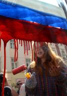 Активисты рисуют на витрине банка флаг РФ