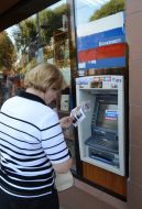 Нарисованный флаг РФ на витрине банка