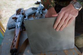 Демонстрація пластини від бронежилета і зброї