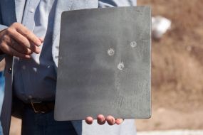 Пластина бронежилета зі слідами від куль