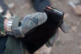 Військовослужбовець демонструє магазин від автомату