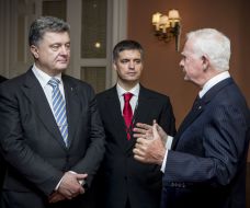 Petr Poroshenko and David Johnston