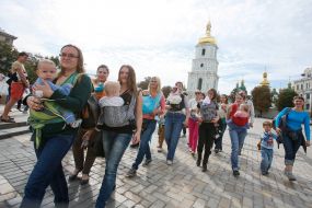 Mother with children during the parade of Sling