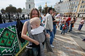 Mother with children during the parade of Sling