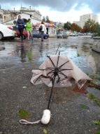 Сломанный зонт