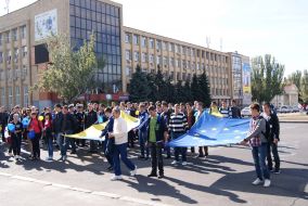 Студенты с флагами ЕС и Украины