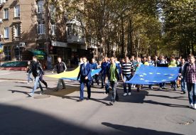 Студенты с флагами ЕС и Украины
