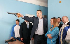 Vitali Klitschko is shooting at a shooting range