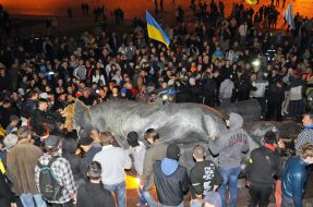 The overthrow of the monument to Lenin