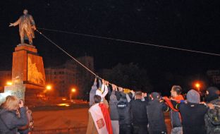 The overthrow of the monument to Lenin
