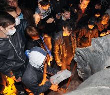 The overthrow of the monument to Lenin