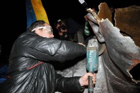 The overthrow of the monument to Lenin