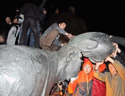 The overthrow of the monument to Lenin