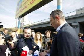 Виталий Кличко беседует с жителями района