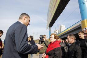 Виталий Кличко беседует с жителями района