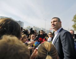 Виталий Кличко беседует с жителями района