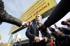 Виталий Кличко беседует с жителями района