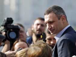 Виталий Кличко беседует с жителями района