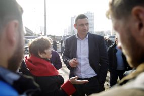 Виталий Кличко беседует с жителями района