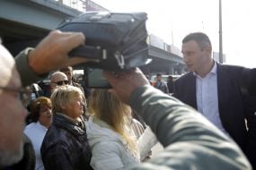 Виталий Кличко беседует с жителями района