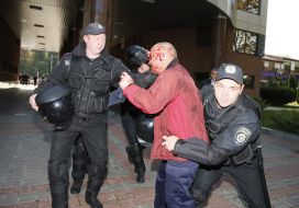 Активист с разбитым лицом