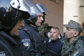 Милиционеры возле суда