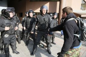 Милиционеры возле суда