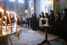 Priests hold the towel "The victory of Peace"