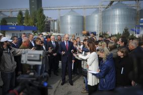 Арсеній Яценюк відповідає на запитання журналісті