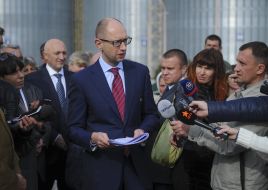 Арсеній Яценюк відповідає на запитання журналісті