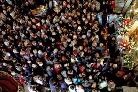 Віряни моляться перед Чудотворною Пресвятою Богородицею