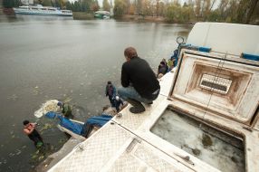 Люди випускають малька