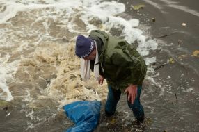 Люди випускають малька